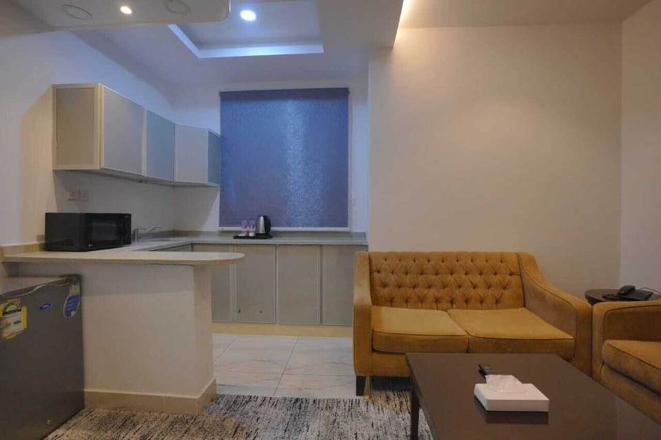 Deluxe Suite, 1 Bedroom, City View | Living room
