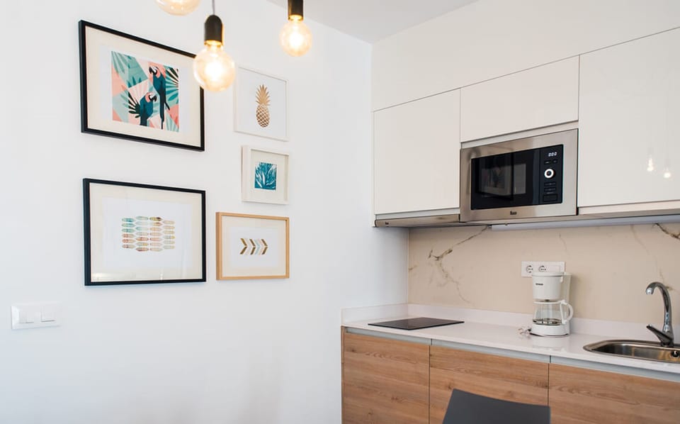 Junior Suite Deluxe | Private kitchen | Fridge, microwave, stovetop, coffee/tea maker