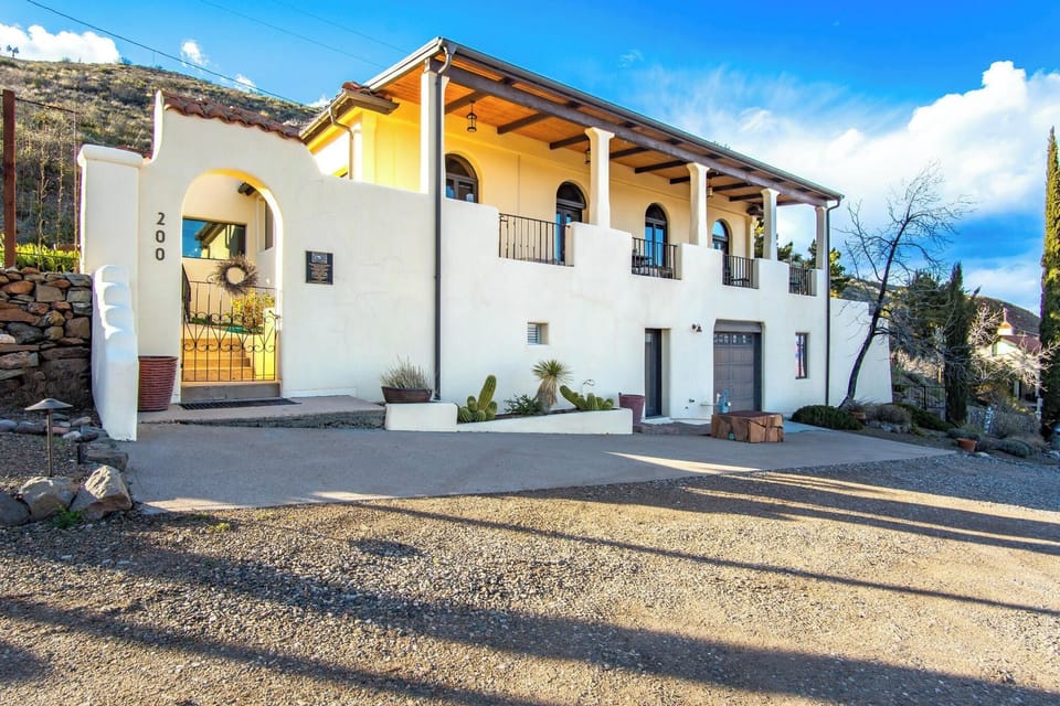 The Geologist House - Sleeps 8 with a speak easy