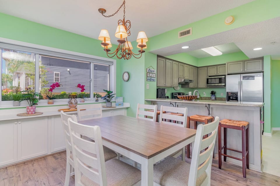 Dining/Kitchen Area