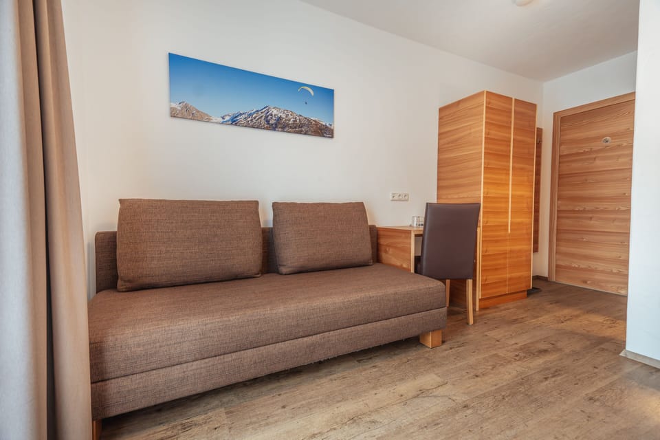 Einzelzimmer mit Balkon | Minibar, in-room safe, desk, laptop workspace