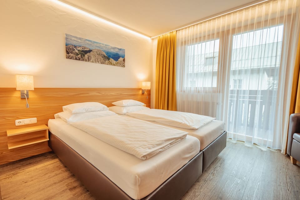 Doppelzimmer mit Balkon | Minibar, in-room safe, desk, laptop workspace