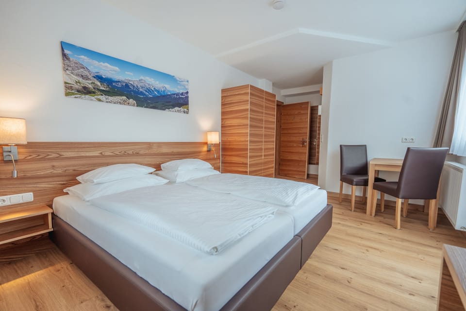 Doppelzimmer mit Balkon | Minibar, in-room safe, desk, laptop workspace