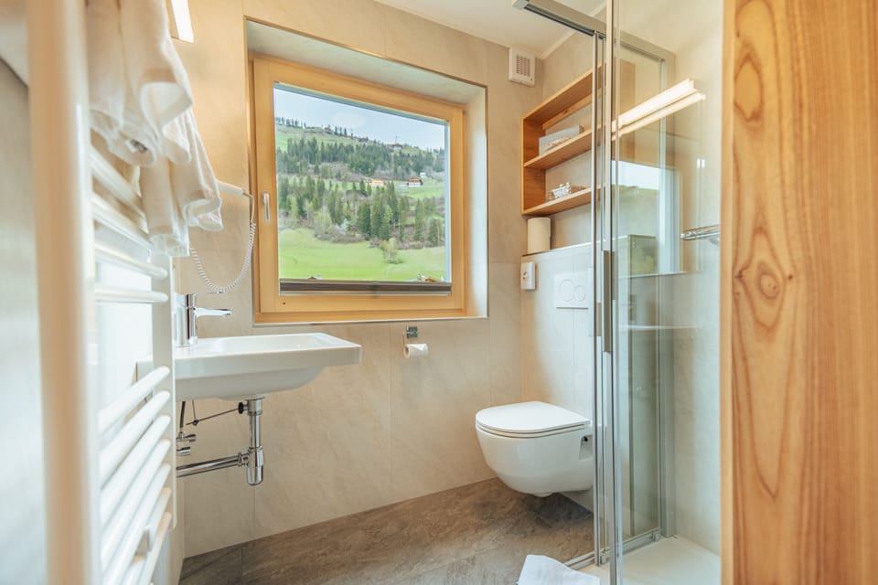 Einzelzimmer mit Balkon | Bathroom | Shower, free toiletries, hair dryer, towels