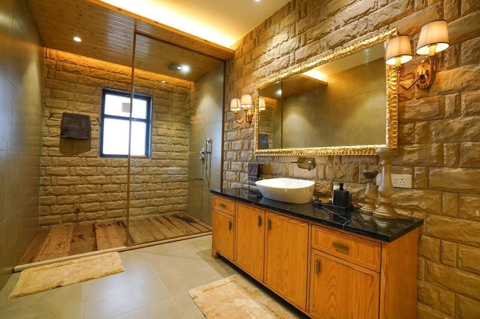 Luxury Suite, Hill View | Bathroom | Towels