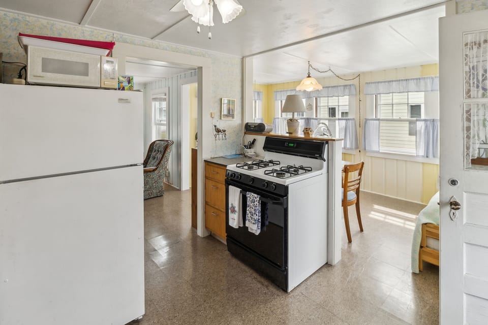 Cottage, 2 Bedrooms | Private kitchen | Fridge, oven