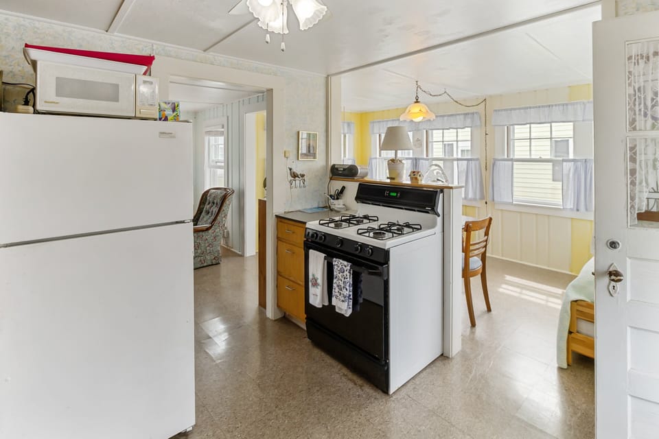Cottage, 2 Bedrooms | Private kitchen | Fridge, oven