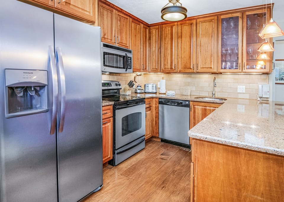 Condo, 2 Bedrooms | Private kitchen | Fridge, oven, coffee/tea maker, toaster