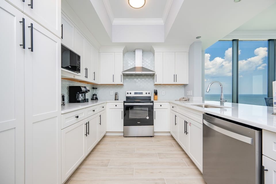 Condo, 4 Bedrooms | Private kitchen | Coffee/tea maker, fridge, oven