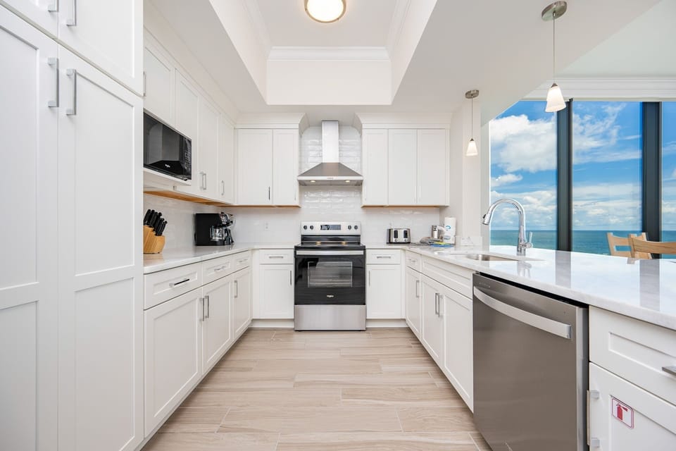 Condo, 4 Bedrooms | Private kitchen | Coffee/tea maker, fridge, oven