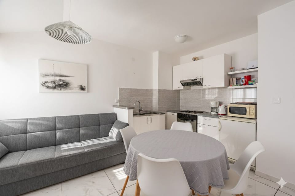 Standard Apartment, Balcony, Sea View | Private kitchen