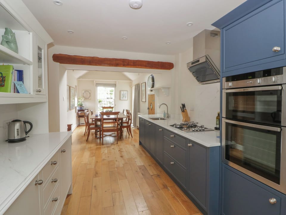 Cottage | Private kitchen | Fridge, microwave, dishwasher, toaster