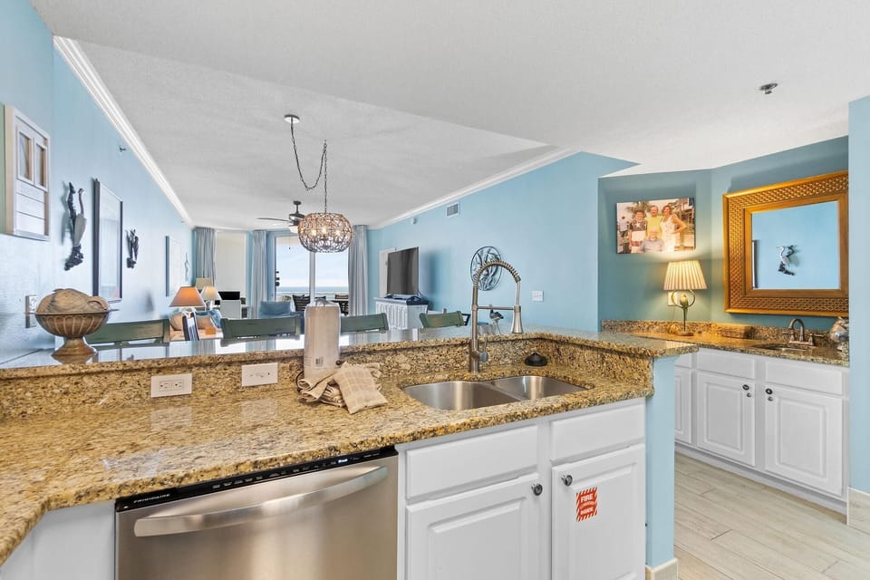Condo, Multiple Beds (Palacio 1405) | Private kitchen | Oven, toaster, paper towels