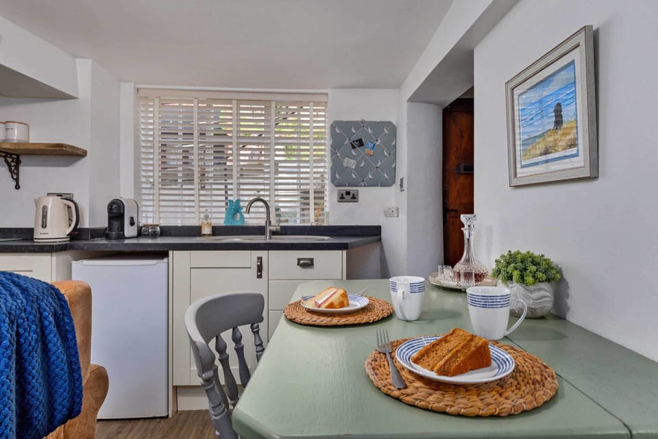 Cottage | Dining