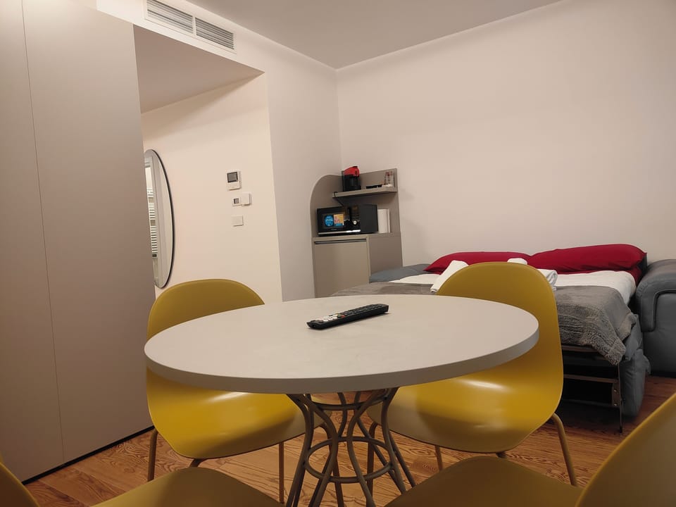 Deluxe Room, Balcony | Living area