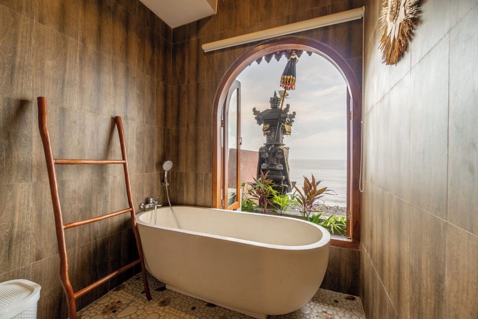 Suite, 1 King Bed, Ocean View, Beachfront | Deep soaking bathtub