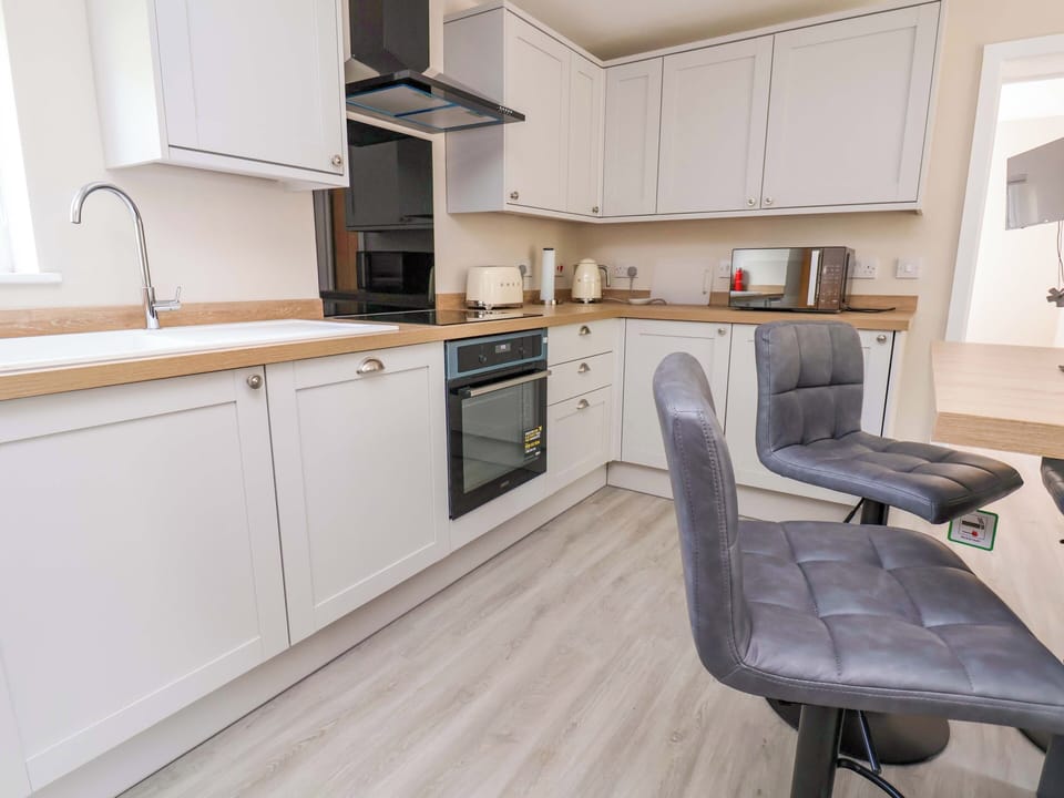 Cottage | Private kitchen | Fridge, microwave, dishwasher, toaster