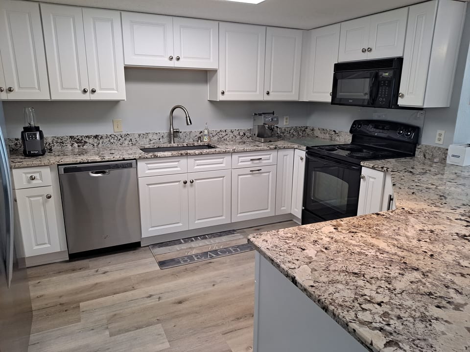 Plenty of room in the kitchen and a new washer and dryer are across! 