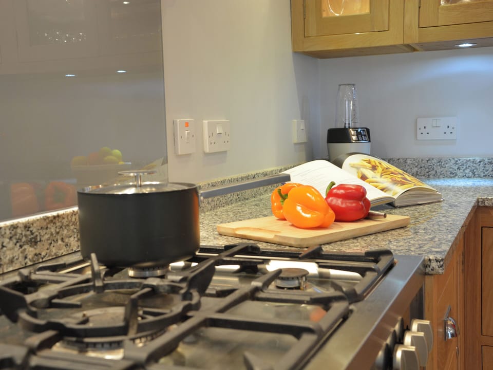 Cottage | Private kitchen | Fridge, microwave, toaster, cookware/dishes/utensils