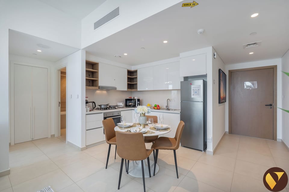Luxury Apartment, City View | In-room dining