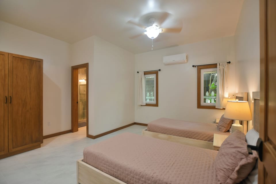 Twin bedroom 