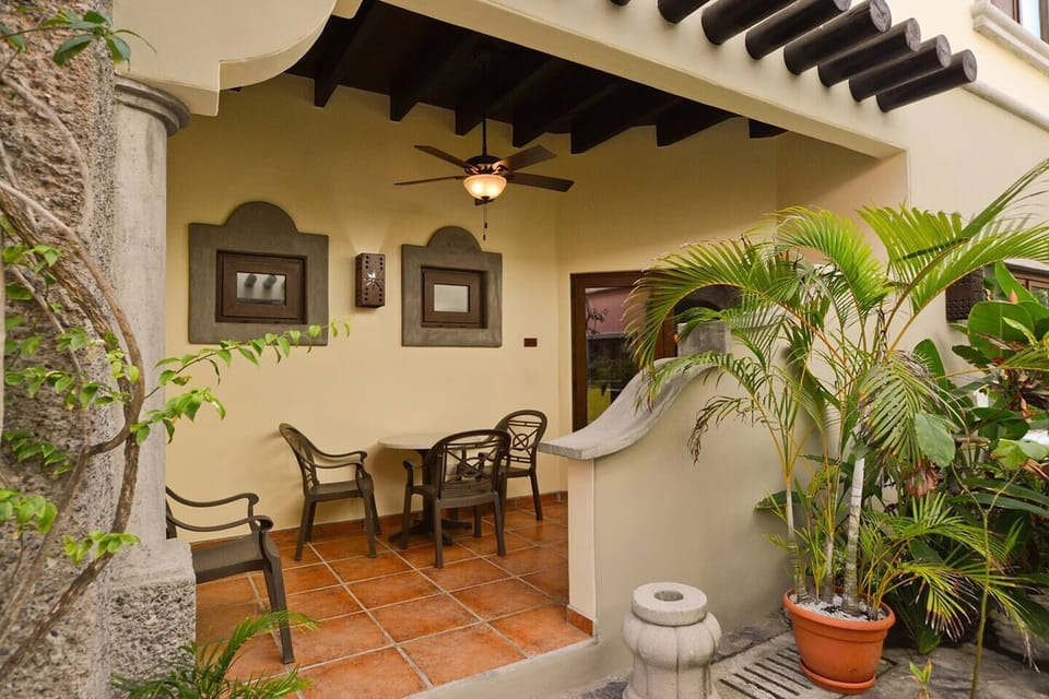Mission Gate 4A, ground floor 2 bedroom condo 200 M from West Bay Beach