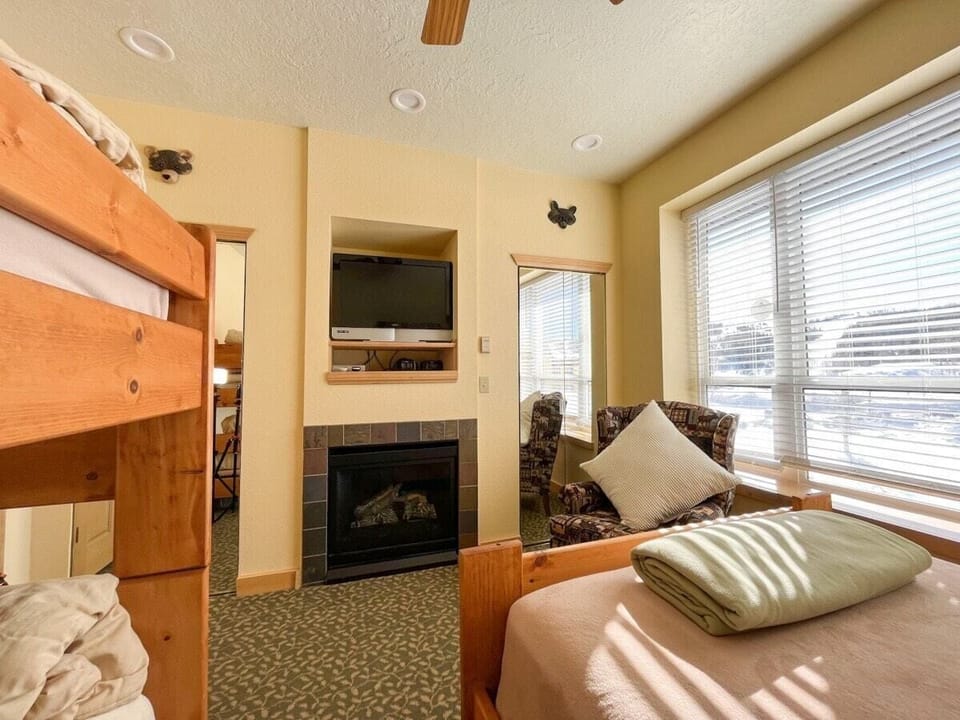 1 bedroom, free wired internet