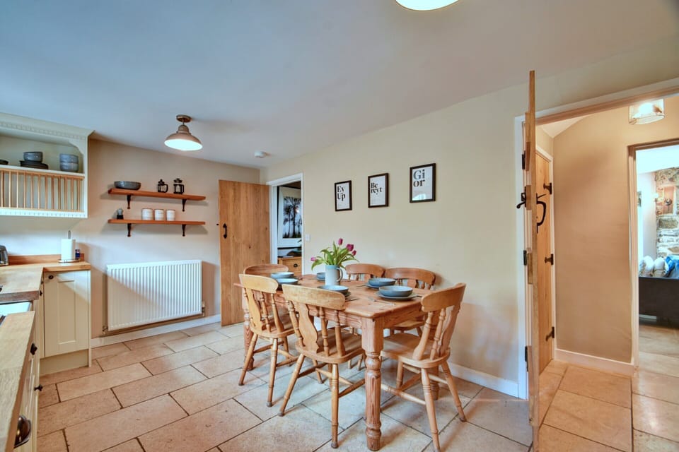 Cottage | Dining