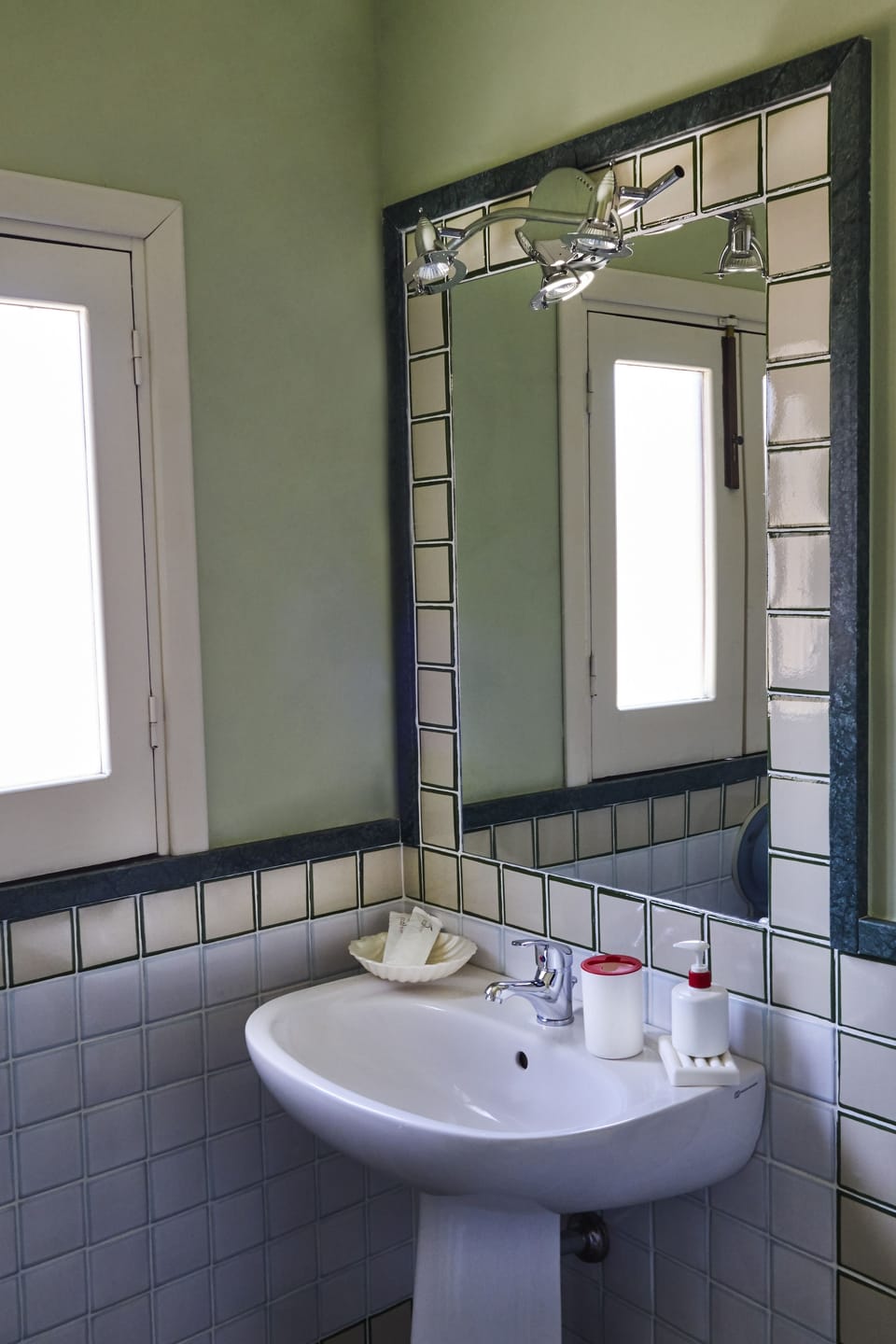 Shower, free toiletries, hair dryer, bidet