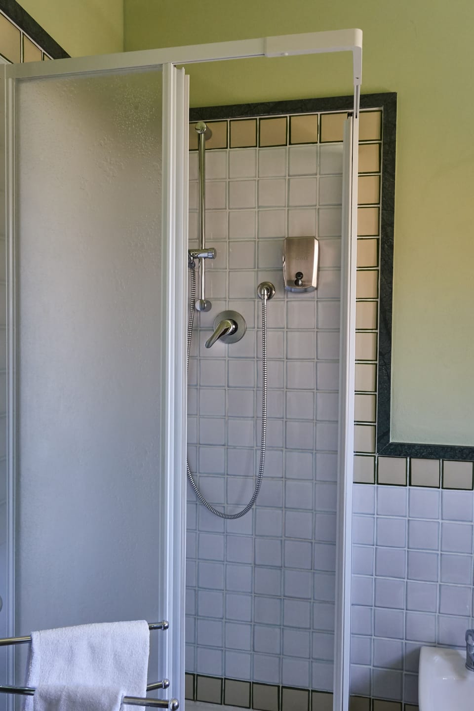 Shower, free toiletries, hair dryer, bidet