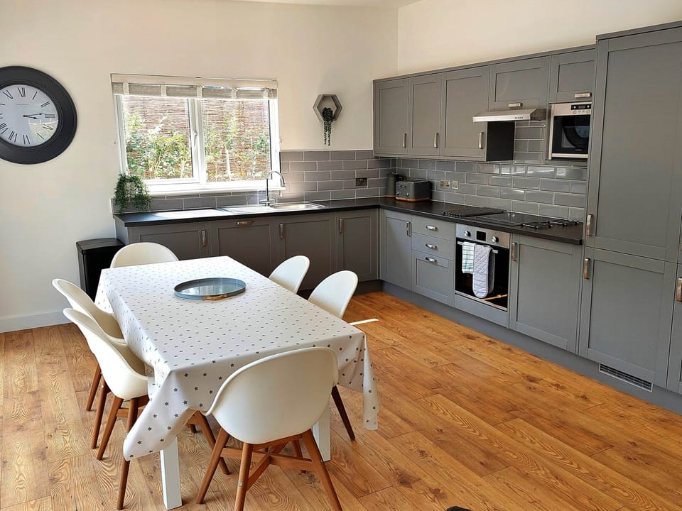 Cottage | Dining