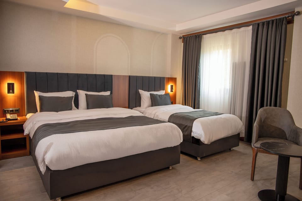 Deluxe Triple Room | Minibar, in-room safe, soundproofing, free WiFi