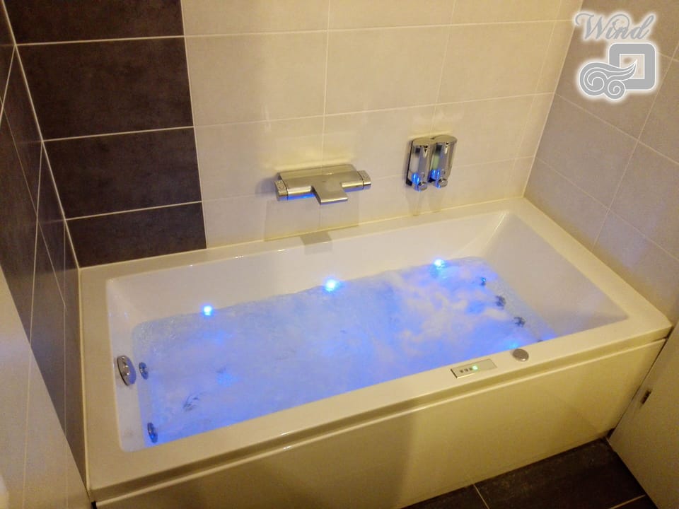 Luxury Apartment, 2 Bedrooms, Hot Tub (Wind Room) | Jetted tub