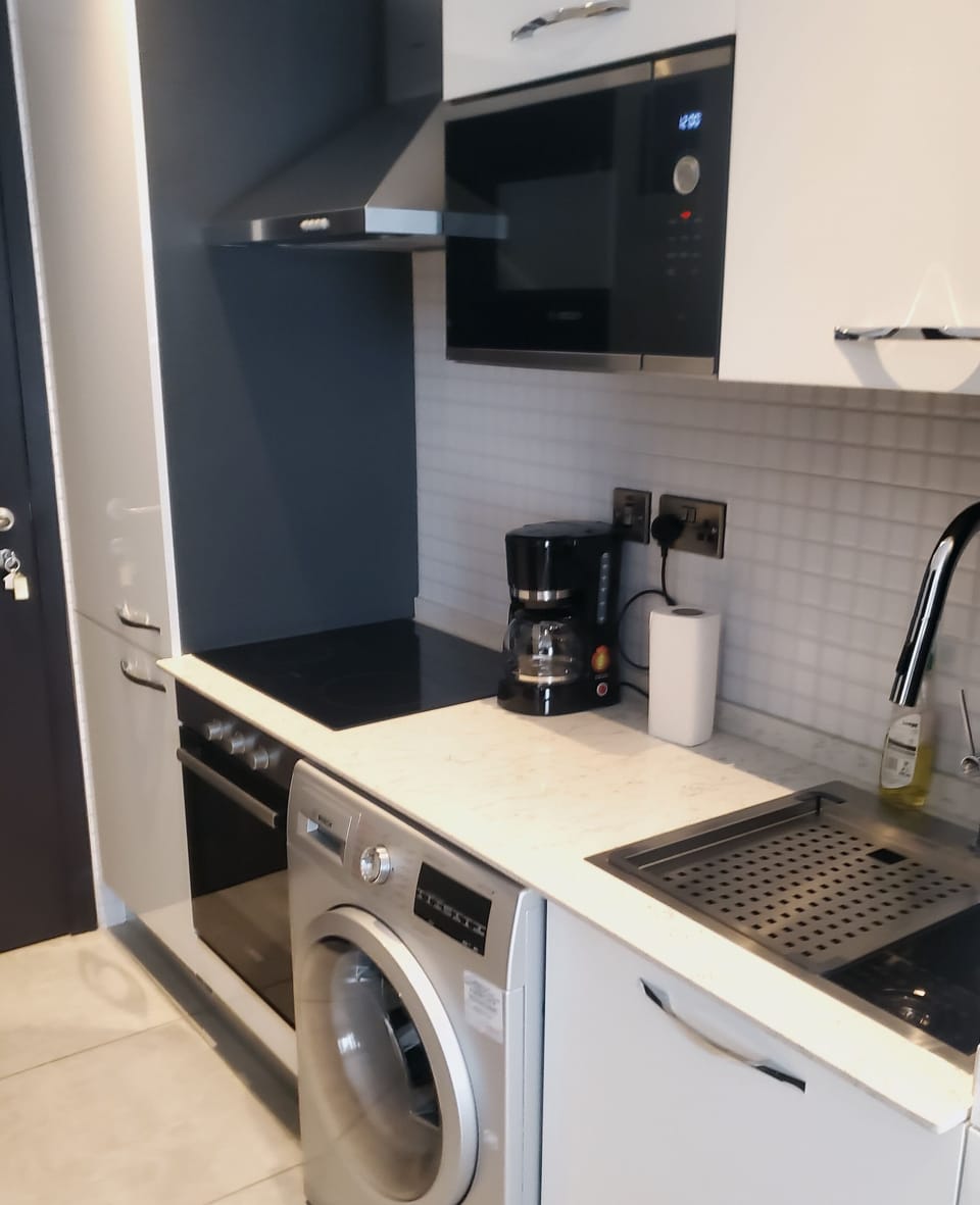 Studio Suite, City View | Private kitchen | Full-size fridge, microwave, oven, stovetop