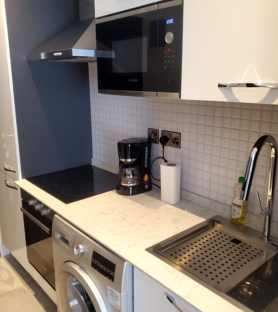 Studio Suite, City View | Desk, laptop workspace, WiFi (free)