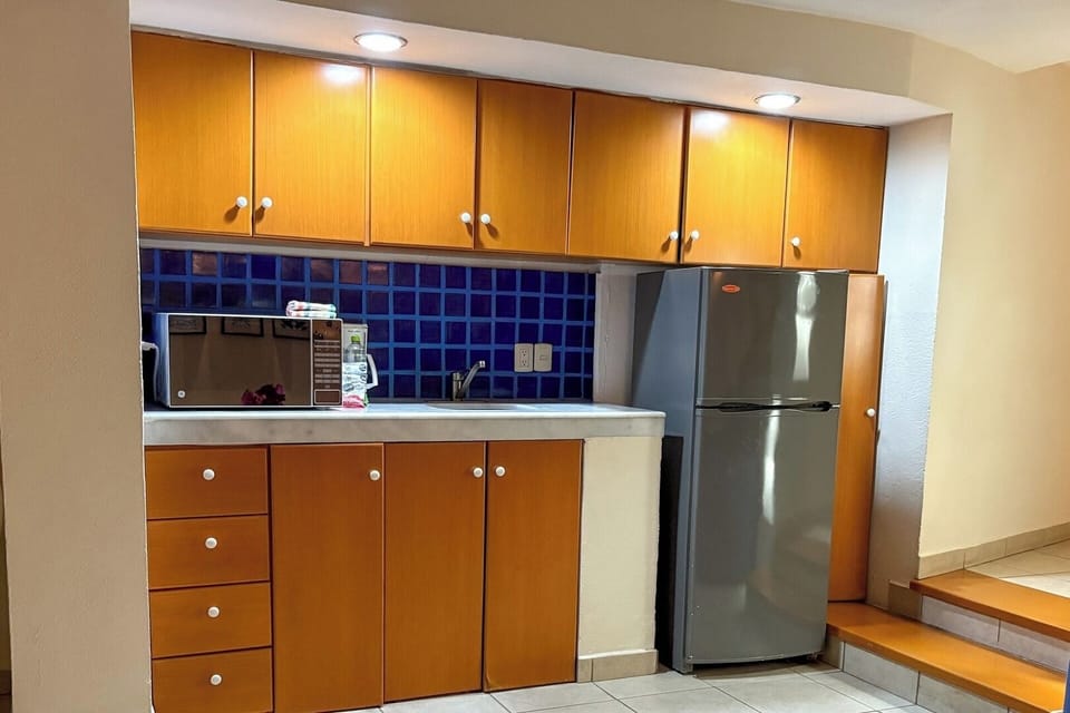 Cuenta con microondas, refrigerador y cafetera.