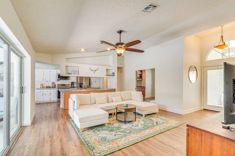 Living Room | Smart TV | Central A/C | Single-Story Home