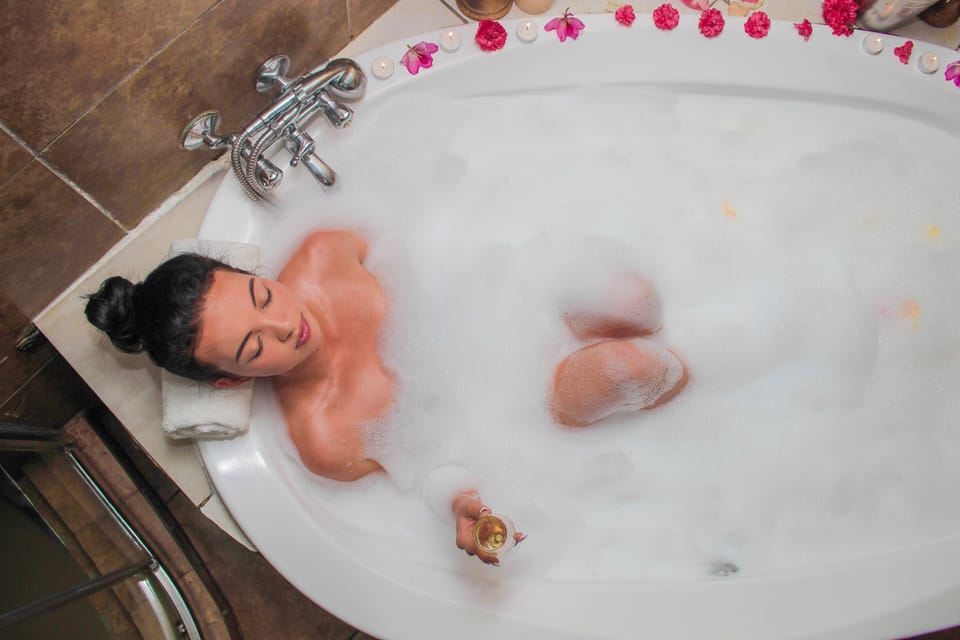 Couples treatment rooms, hot tub, body treatments, hydrotherapy