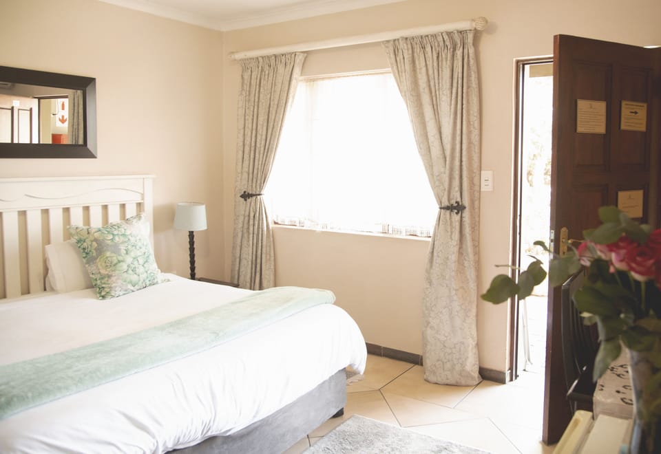 Standard Double Room, 1 Queen Bed | 1 bedroom, minibar, in-room safe, iron/ironing board