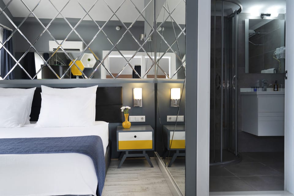Honeymoon Suite, 1 Bedroom, Jetted Tub, Corner | Premium bedding, minibar, soundproofing, iron/ironing board