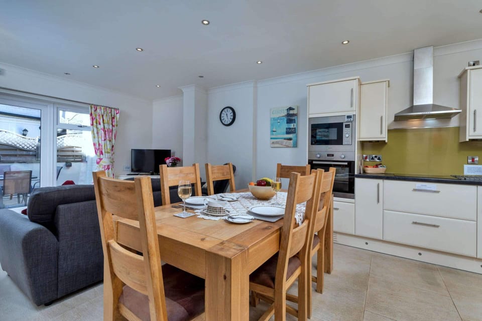 Cottage | Dining