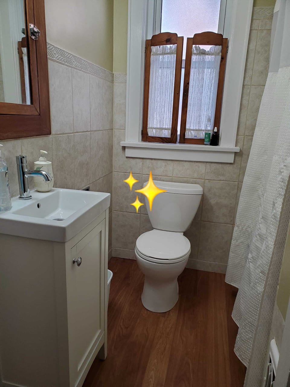 Combined shower/tub, free toiletries, hair dryer, towels
