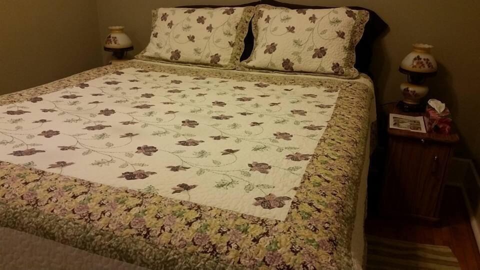 Queen Room with Shared Bathroom | Free WiFi