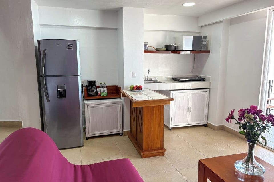 Cuenta con parrilla eléctrica, microondas, refrigerador, y utensilios de cocina
