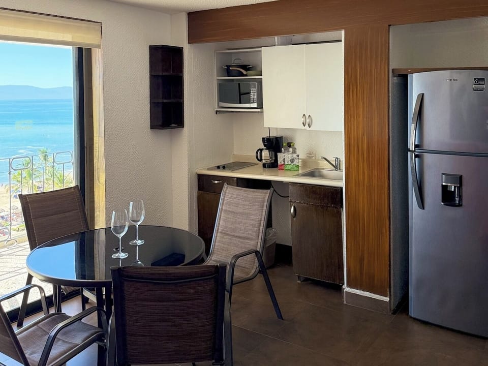 Cuenta con refrigerador, microondas y cafetera