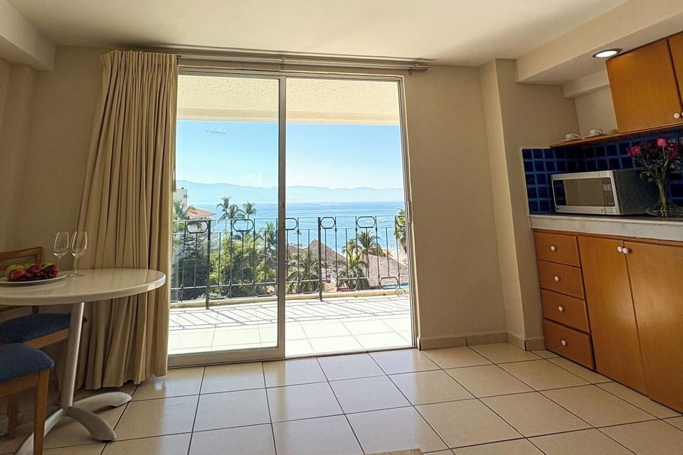 Comedor, cocina y sofá cama. Vista al mar