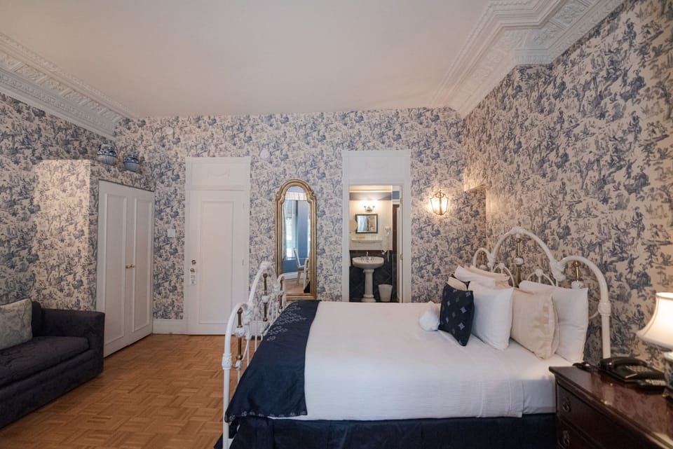 Deluxe Room, 1 Queen Bed | Premium bedding, individually decorated, soundproofing