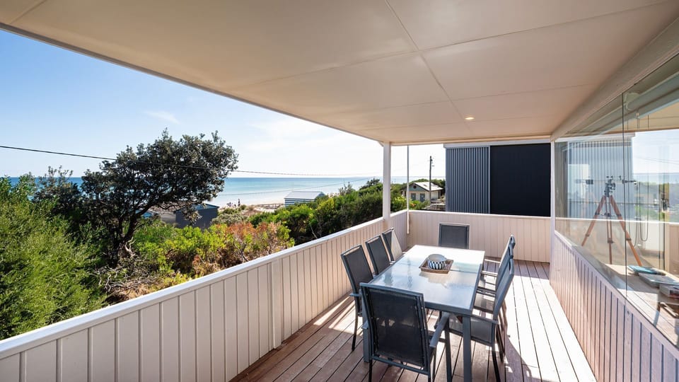 Outdoor dining looking over the beach 
