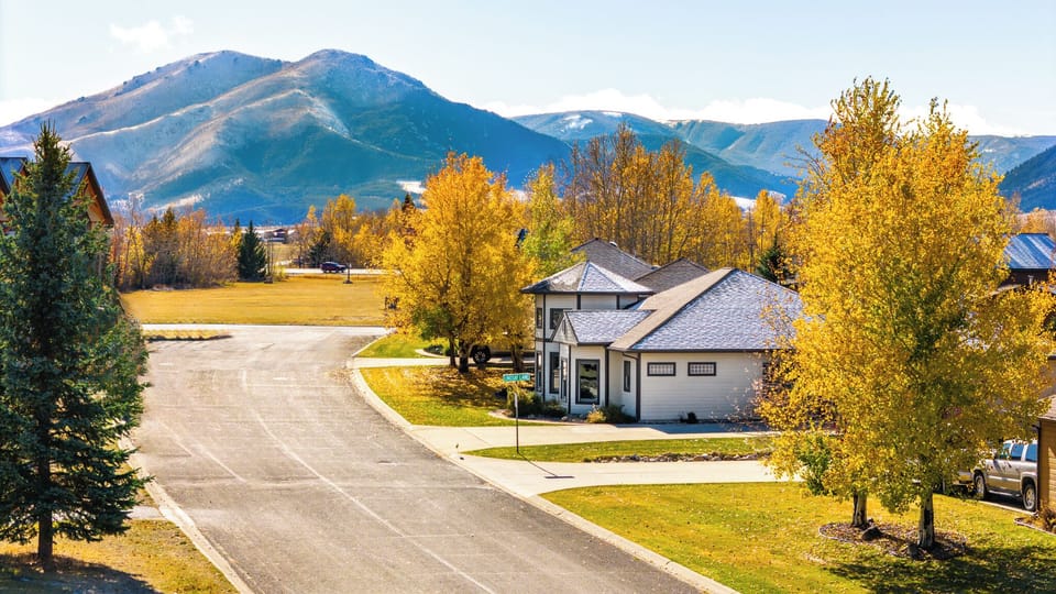Just minutes from fishing spots, hikes, ski mountain and downtown Red Lodge 