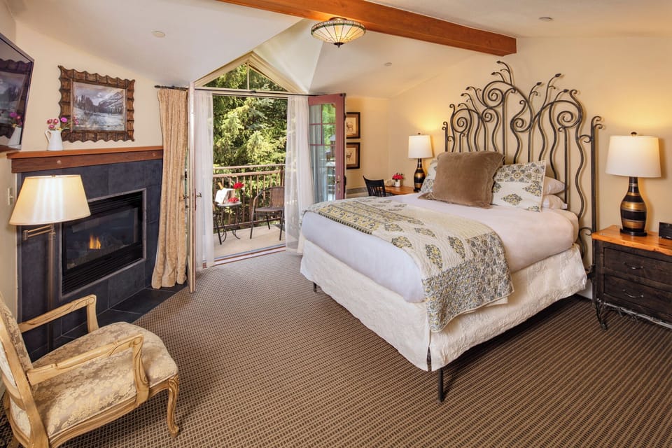 Premium Room, 1 Queen Bed | Premium bedding, individually decorated, individually furnished, desk